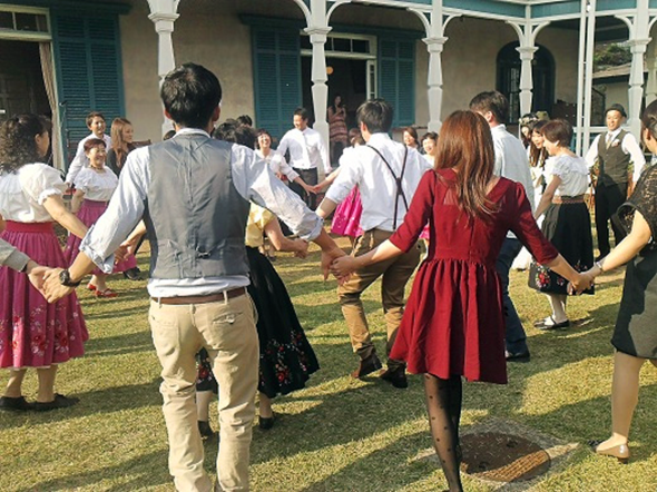 手をとりあって、笑顔で楽しくフォークダンスを踊りましょう♪ 手をとりあって、笑顔で楽しくフォークダンスを踊りましょう♪